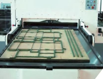 Автомат для резки штемпелюя плашки фольги 1650 x 1200mm автоматический с обнажать