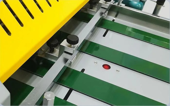 Машина для производства бумажных ламинатов формата ширины EcooGraphix 720mm небольшая с резцами для пользы офиса