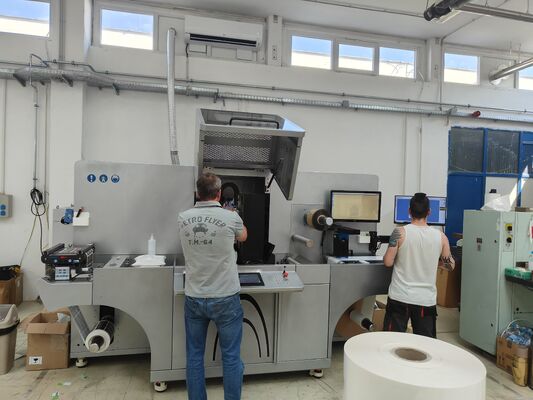 Цифровой маркировки рулон-к-рулон завершающий аппарат с 60 пакетов/мин Скорость и 120-450 мм ширины пакета для цифрового штамповки фольги