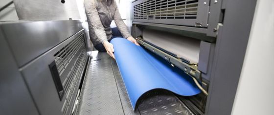 Слово точки печатая 15000PPH возместило резиновое одеяло 4 курсирует ткань